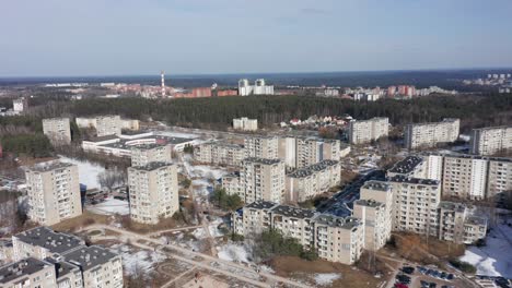 Arquitectura-De-Estilo-Soviético-Edificios-Antiguos-De-Estilo-Chernobyl-En-Postsoviética-En-Vilnius-Con-Bosque-En-Segundo-Plano