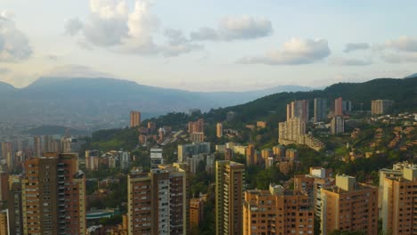 Lufthyperlapse-Im-Viertel-El-Poblado-In-Medellin-An-Klaren-Tagen