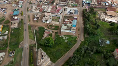 Stadtbild-drohnenansicht-autos,-Die-Sich-Auf-Der-Straße-In-Einem-Kleinen-Dorf-Von-Loitokitok,-Kenia,-Bewegen