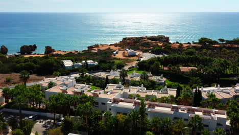 Hermosa-Iluminación-De-La-Costa-Del-Algarve-Con-Océano-Azul,-Cielo-Azul-Y-Sol-Brillante-En-La-Zona-De-Vacaciones-Portuguesa