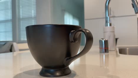 Eine-Frische-Tasse-Kaffee-Auf-Einer-Weißen-Küchenarbeitsplatte