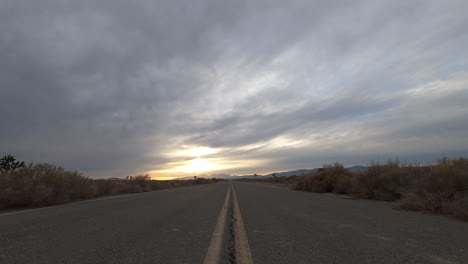 Lapso-De-Tiempo-De-Carretera-Vacía-En-El-Desierto-De-Mojave-En-Un-Día-Nublado