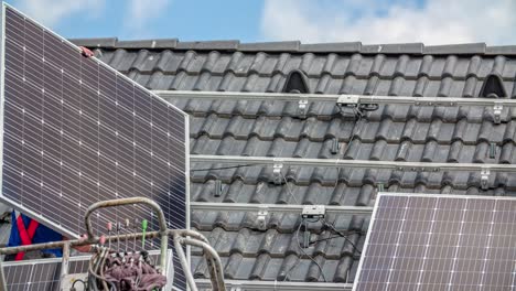 Dachdecker-Hebt-Solarpanel-Vom-Hebekran-Auf-Das-Dach