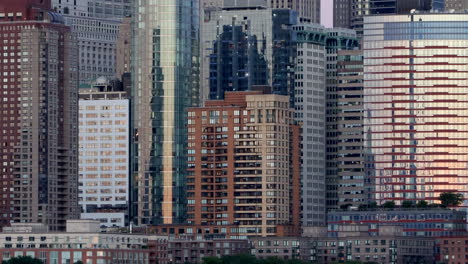 Una-Vista-De-Cerca-De-Los-Edificios-Del-Centro-De-Manhattan-En-La-Ciudad-De-Nueva-York