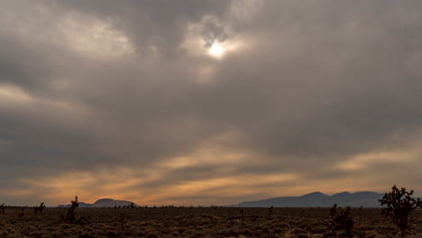 Puesta-De-Sol-Nublada-En-El-Desierto-De-Mojave-En-El-Sur-De-California