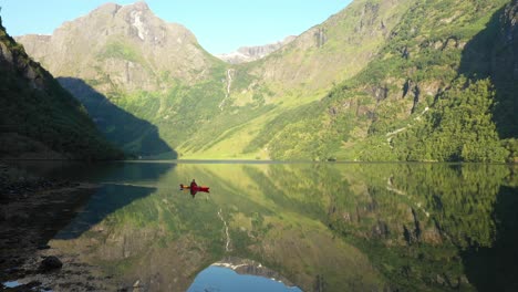 Kayak-Temprano-En-La-Mañana-En-Noruega