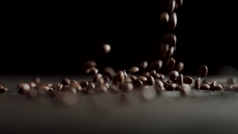 Kaffeebohnen-Fallen-In-Zeitlupe-Auf-Einen-Tisch-Mit-Schwarzem-Hintergrund---120-Fps