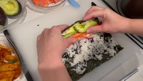 Cómo-Enrollar-A-Mano-Tus-Propios-Rollos-De-Sushi