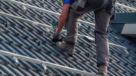 Arbeiter-Befestigt-Kabelbox-An-Geländerhalterungen-Für-Solarpanels-Auf-Dem-Dach