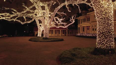Mansion-with-Christmas-lights-in-the-Garden-District-of-New-Orleans,-La
