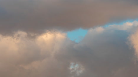 Enge-Sicht-Auf-Vorbeiziehende-Wolken-Und-Wechselnde-Farben,-Während-Der-Sohn-Untergeht---Zeitraffer-Wolkenlandschaft