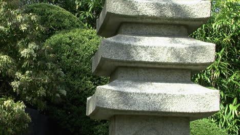 Detalle-De-Una-Pagoda-De-Piedra-En-Un-Jardín-Japonés