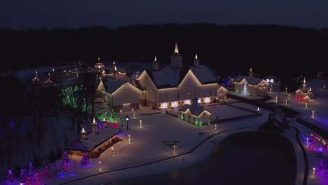 Großer-Bauernhof-Mit-Sternlichtscheune,-Die-Nachts-Mit-Weihnachtslichtern-Geschmückt-Ist