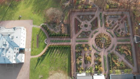Luftaufnahme-Von-Oben-Nach-Unten-Großes-Weißes-Herrenhaus-Und-Landschaftsgärten