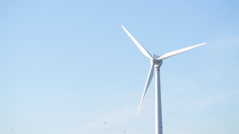 Wind-Turbine,-Spinning-in-the-wind-on-a-clear-day,-generating-renewable-green-energy