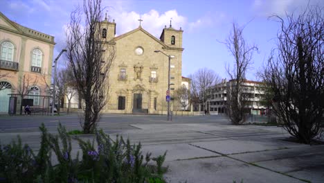 Calles-Vacías-De-La-Ciudad,-Bloqueo-De-Coronavirus-Ciudad-De-Castelo-Branco,-Revelar-Iglesia