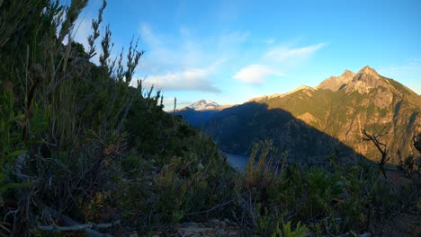 Zeitraffer,-Der-Von-Sonnenlicht-Und-Wolken-Durch-Die-Berge-Von-Argentinien-Patagonien-Gleitet
