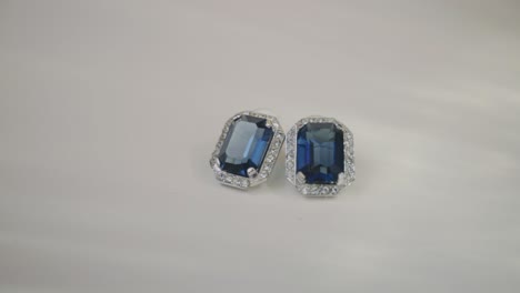 Schöne-Glänzende-Blaue-Saphir-Diamant-Ohrringe---Nahaufnahme