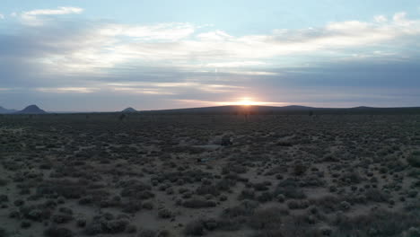 Jeep-Estacionado-En-El-Desierto-De-Mojave-Para-Ver-El-Atardecer-O-El-Amanecer-En-Este-Vasto-Desierto---Sobrevuelo-Aéreo