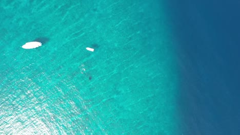 Nadar,-Bucear-Con-Manta-Raya-En-Agua-De-Mar-Azul-Turquesa-Azul-De-Maldivas-Con-Botes