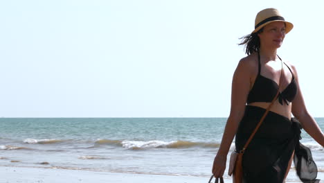 Glückliche-Weibliche-Touristenspaziergänge-Am-Tropischen-Strand-In-Thailand-Mit-Wellen-Im-Hintergrund