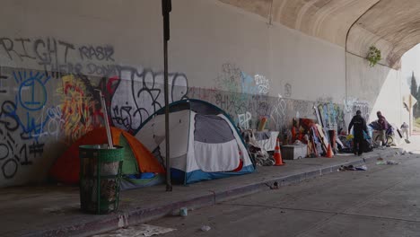 Obdachlose-Leben-Unter-Einer-Überführung-In-Los-Angeles,-Kalifornien