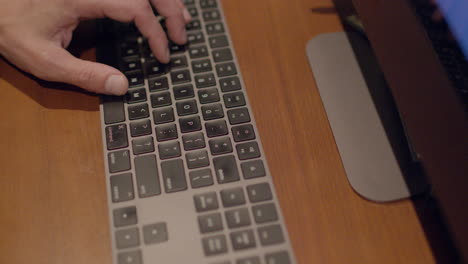 Nahaufnahme-Einer-Desktop-Computertastatur-Mit-Der-Hand-Eines-Mannes,-Die-Darauf-Tippt