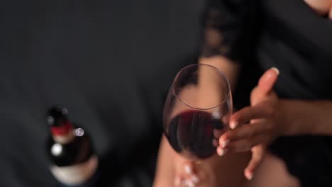 Nahaufnahme-Der-Weiblichen-Hände-Glas-Rotwein-Weinflasche-Finger