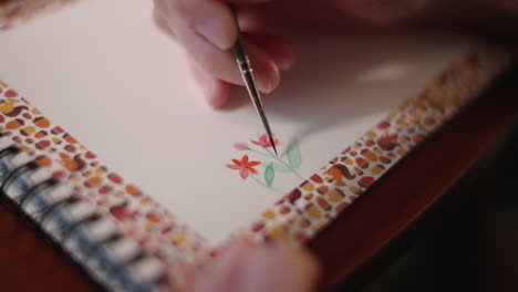 Mujer-Hábil-Pintando-Flores-Con-Acuarela-En-Un-Bloc-De-Dibujo-En-Tokio,-Japón