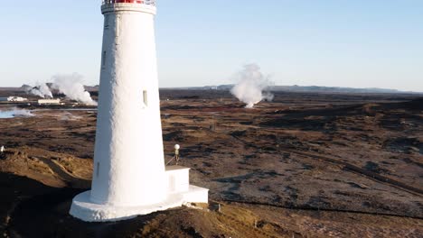 Gunnuhver-Geothermischer-Park-In-Island-Mit-Reykjanesviti,-Das-Vorne-Vorbeigeht