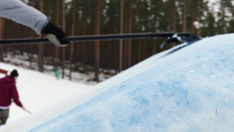 Hombre-Formando-Un-Pateador-Salta-En-Una-Montaña-De-Esquí-De-Nieve-En-Suecia