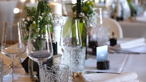 Schöne-Hochzeitstafel-Mit-Etwas-Weinglas-Und-Blumen