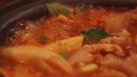 Kimchi-Kocht-Und-Sprudelt-Im-Topf-In-Seoul,-Südkorea