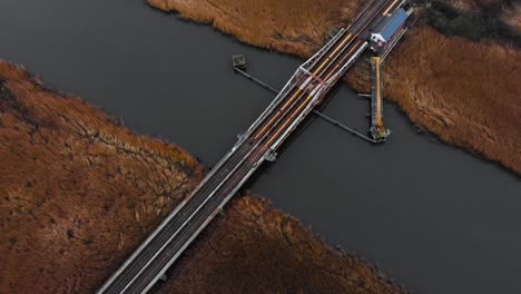 Antenne---Eisenbahnbrücke-über-Den-Fluss-In-Somerleyton,-England,-Weitwinkel-Oben