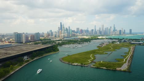 Drohne-Enthüllt-Die-Nördliche-Insel-Mit-Der-Skyline-Von-Chicago-Im-Hintergrund