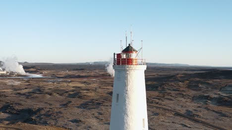 ältester-Leuchtturm-In-Island-Mit-Gas,-Das-Aus-Fernem-Geothermalland-Aufsteigt