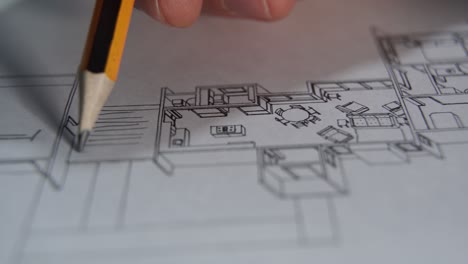 Der-Architekt-Zeichnet-Einen-Hausplan,-Geometrische-Formen-Mit-Bleistift-Auf-Einem-Blatt-Papier-Am-Schreibtisch