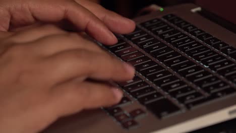 Hände-Tippen-Und-Klicken-Auf-Einer-Laptop-Tastatur