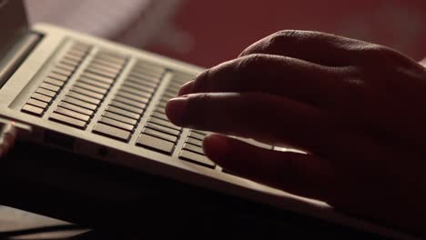Weibliche-Hände-Tippen-Und-Klicken-Auf-Einen-Laptop