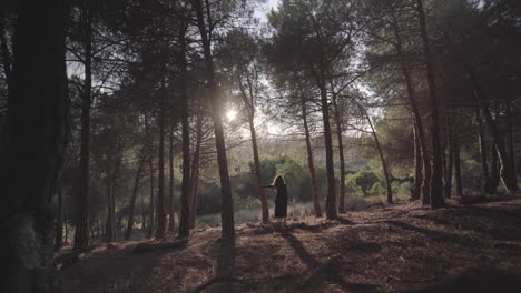 Gruselige-Hexe-Zurück-Aus-Den-Toten-Spukenden-Wäldern-Von-Barcelona-Spanien