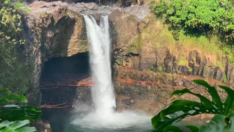 Rainbow-Falls-Es-Una-Cascada-Natural-Rodeada-Por-Las-Selvas-Tropicales-De-Hawai