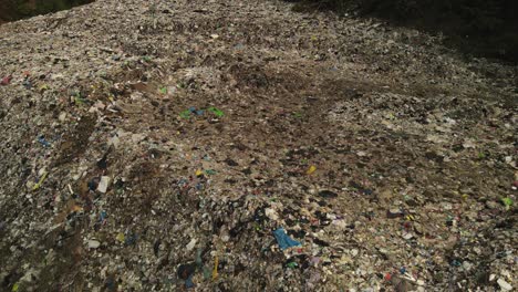 Absteigende-Luftaufnahmen-Von-Mülldeponien-In-Den-Tropen-In-Thailand