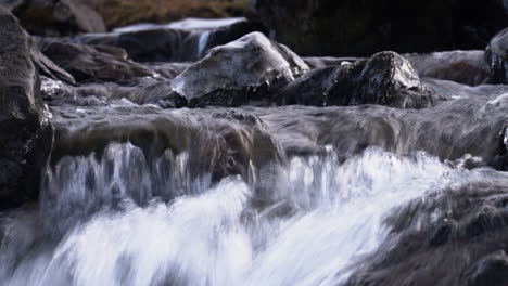 Kristallklares-Wasser,-Das-über-Mattierte-Felsen-Am-Fluss-Der-Grundarfoss-wasserfälle-In-Westisland-Fließt