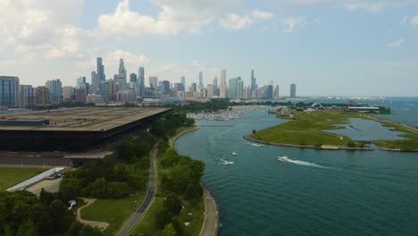 Luftaufnahmen-Von-Booten-Auf-Dem-Michigansee-Mit-Skyline-Von-Chicago-Im-Hintergrund