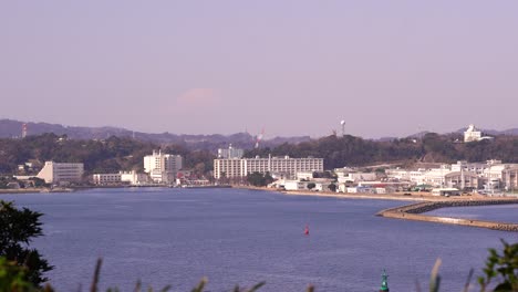 Vista-Hacia-La-Ciudad-Portuaria-Japonesa-Con-El-Océano
