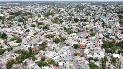Luftaufnahme-Des-Einkommensschwachen-Gruppenhauses-In-San-Pedro-De-Macoris,-Dominikanische-Republik