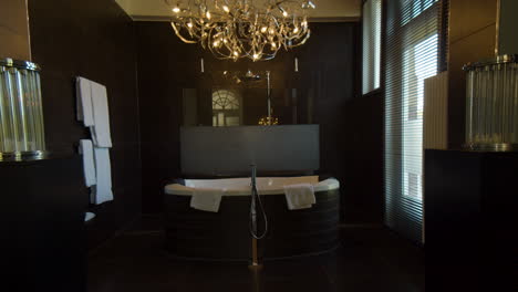 Dolly-In-Richtung-Luxuriöses-Schaumbad-Im-Badezimmer