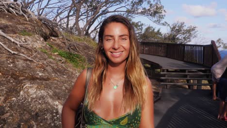 Sexy-Gebräunte-Frau,-Die-In-Die-Kamera-Schaut-Und-Lächelt---North-Gorge-Walk,-Queensland,-Australien