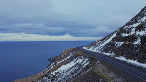 Carretera-Asfaltada-En-La-Montaña-Costera-Que-Conduce-A-Kirkjufell-Desde-La-Península-De-Snaefellsnes-En-El-Oeste-De-Islandia