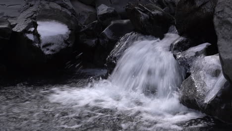 Wasser-Vom-Grundarfoss-wasserfall-Stürzt-In-Den-Felsigen-Fluss-Auf-Der-Halbinsel-Snaefellsnes,-Island